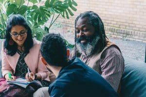 Faisal, Rukhsana en Mulume pitchen een verhaal aan elkaar tijdens een workshop van Hallo Micro, een project van FMDO vzw. CR Charlotte Vandendwije