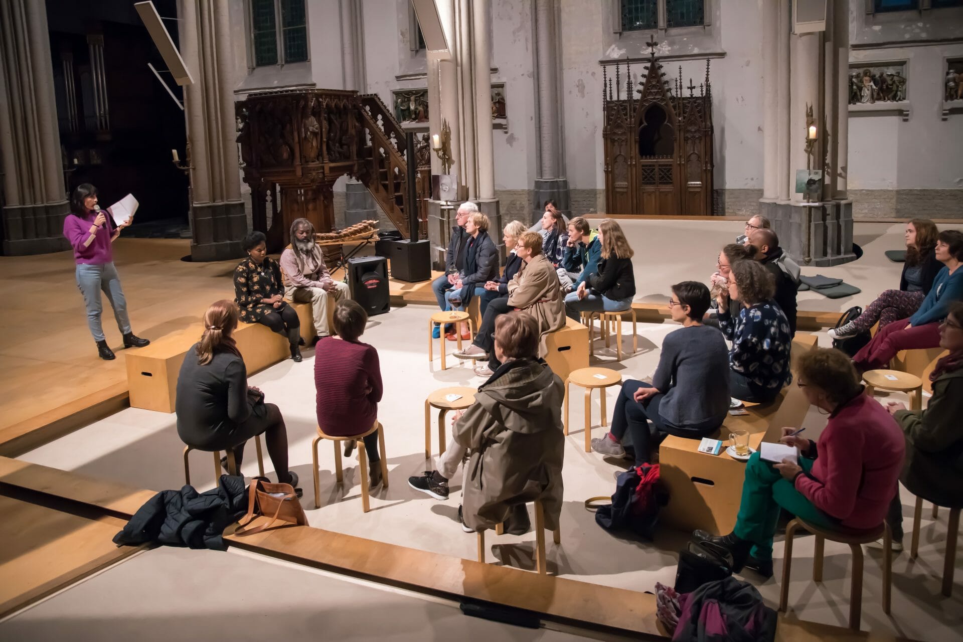 Beluister nu de podcast Hallo Micro in de Brugse Magdalenakerk