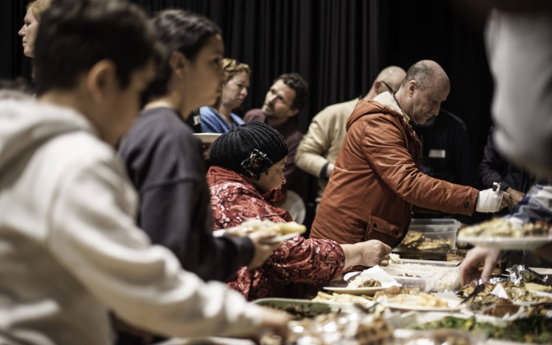 Iedereen welkom aan tafel: ook dit jaar open iftars bij FMDO!